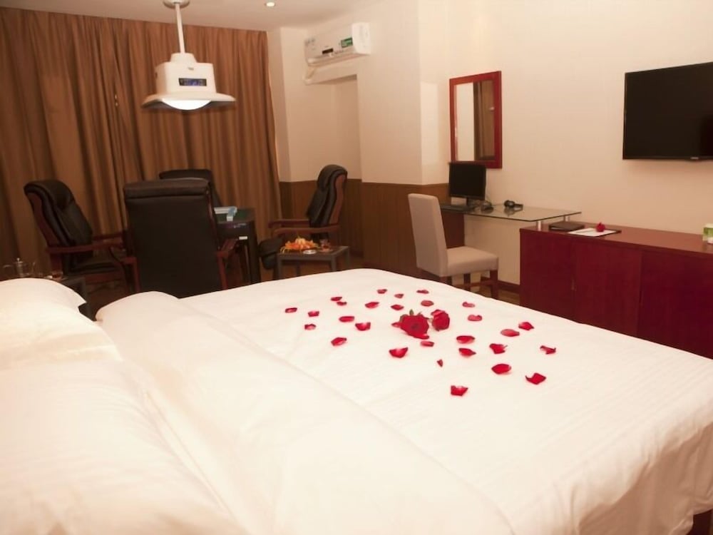 Business Suite with Round Bed photo 3