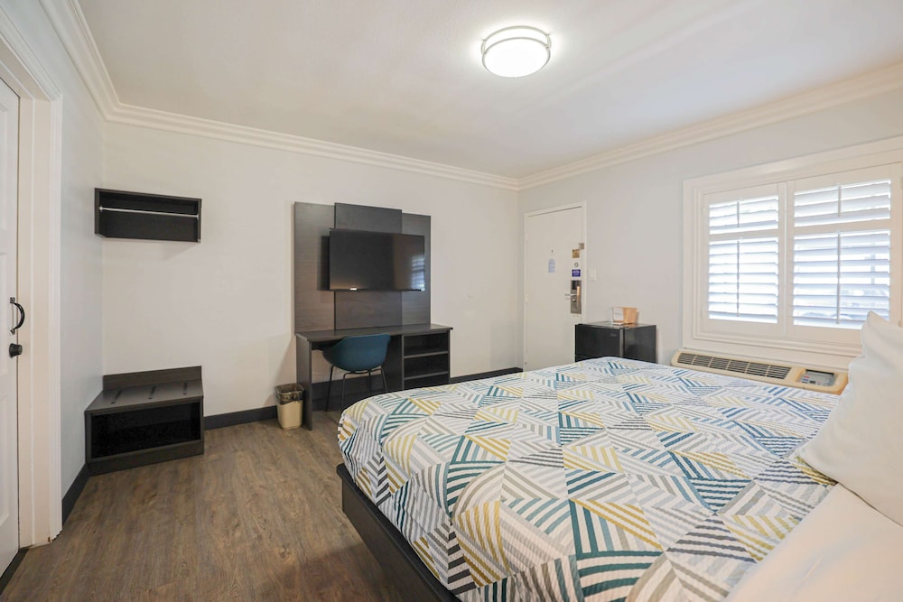 Deluxe Room, 1 King Bed, Non Smoking, Refrigerator & Microwave photo 1
