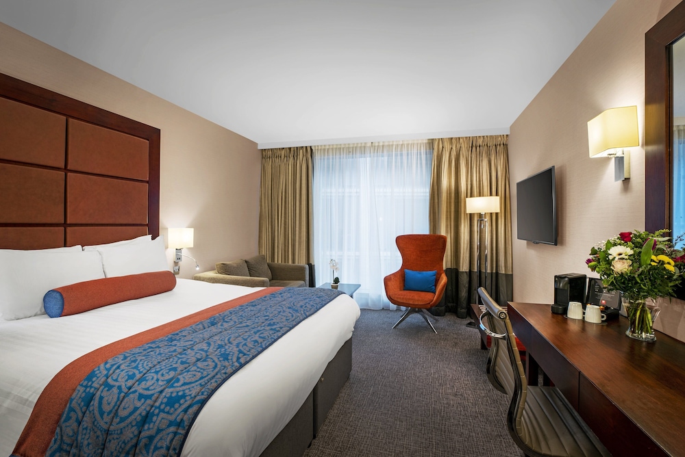 Superior King Room thumbnail 5