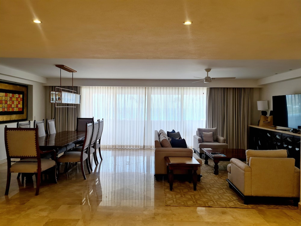 Luxury One Bedroom Suite Ocean View