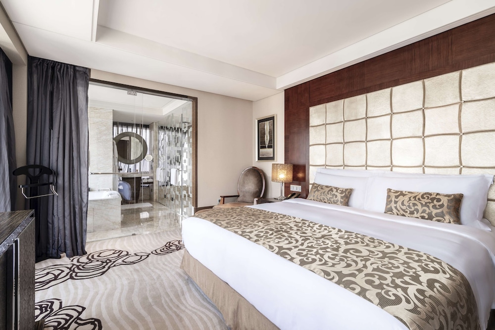 Suite, 1 King Bed, City View
