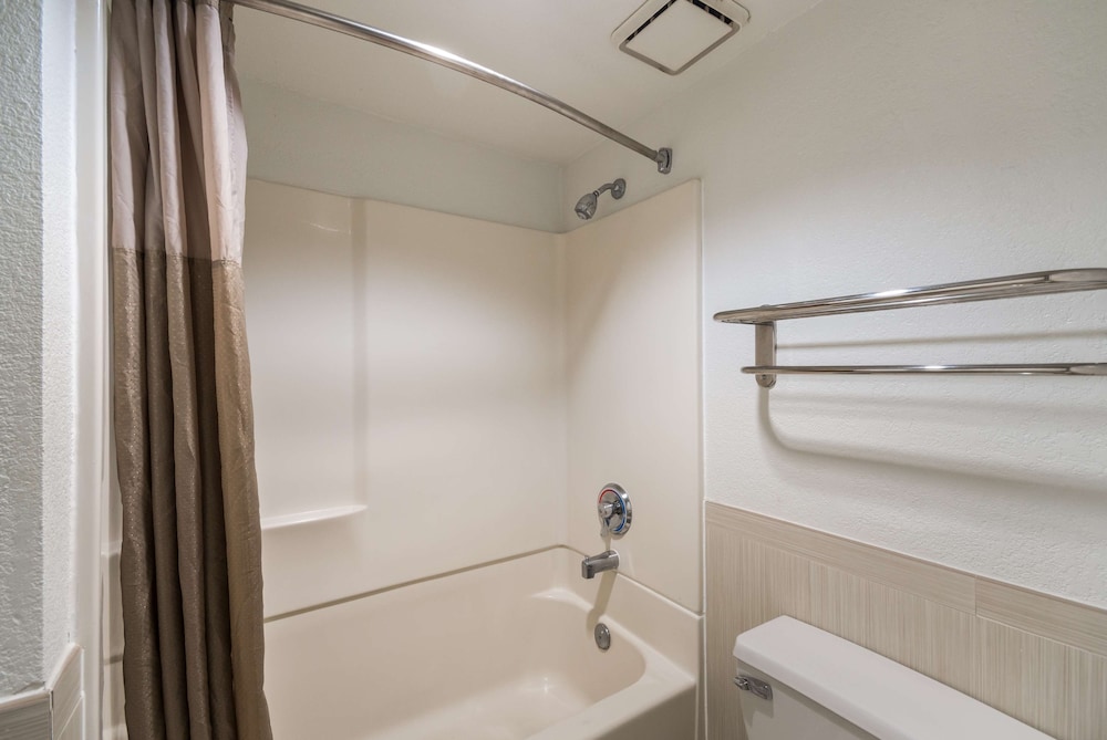 Deluxe Room, 1 King Bed, Smoking, Refrigerator & Microwave - Photo 9