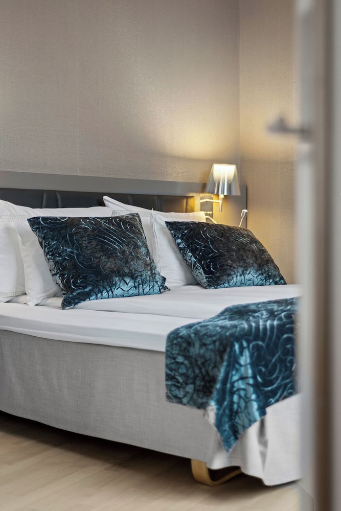 Suite, 1 Queen Bed, Non Smoking (Upgrade) thumbnail 5