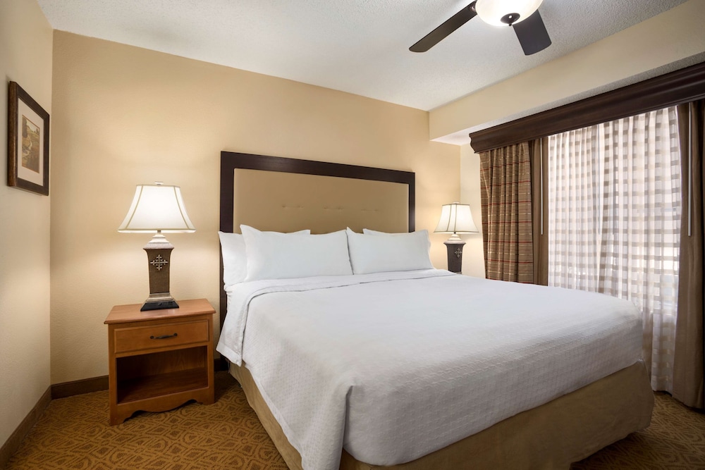 Premium Studio, 1 King Bed, Accessible, Bathtub photo 2