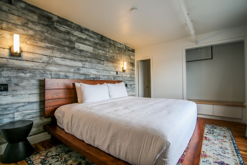 Basic Suite, 1 King Bed with Sofa bed photo 1