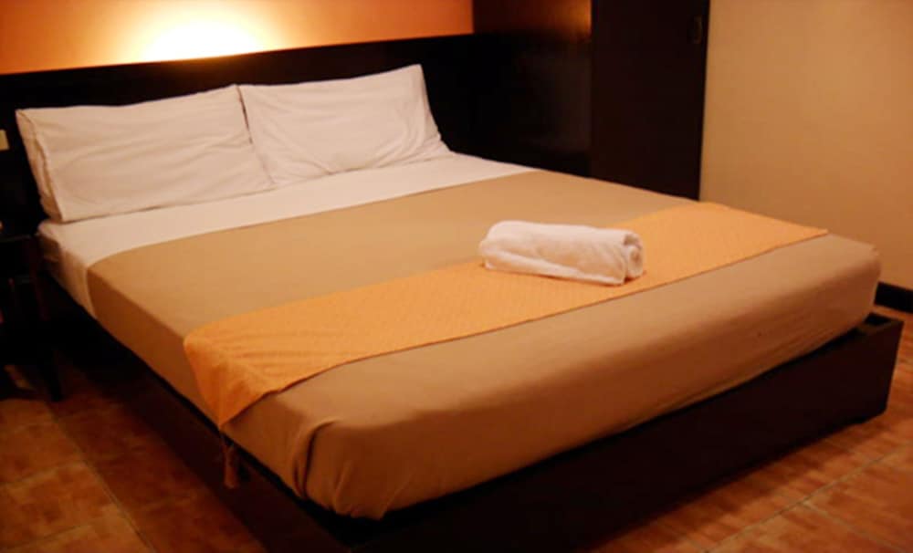 Standard Room, 1 Queen Bed photo 2
