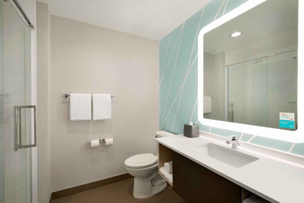 Standard Room, 1 King Bed, Accessible (Communications, Roll-In Shower) thumbnail 6
