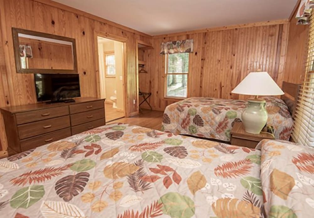 Cabin, 2 Bedrooms (No Pets Allowed) photo 1