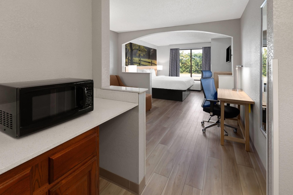 Studio Suite, 1 King Bed, Non Smoking - Photo 2