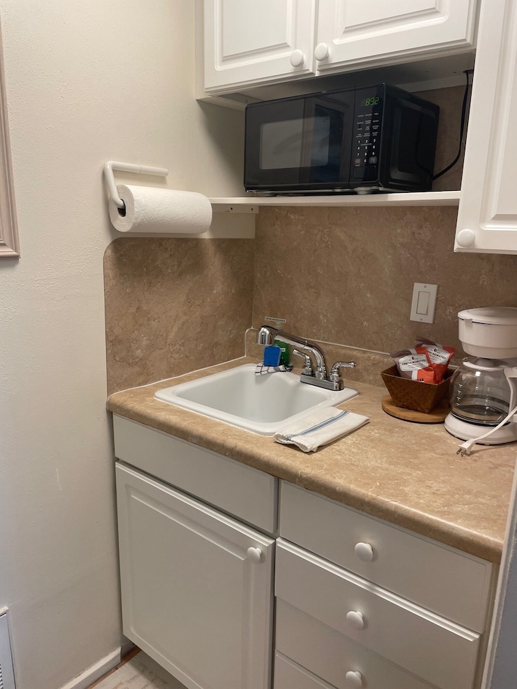 Efficiency with 1 Queen, Refrigerator and Microwave photo 3