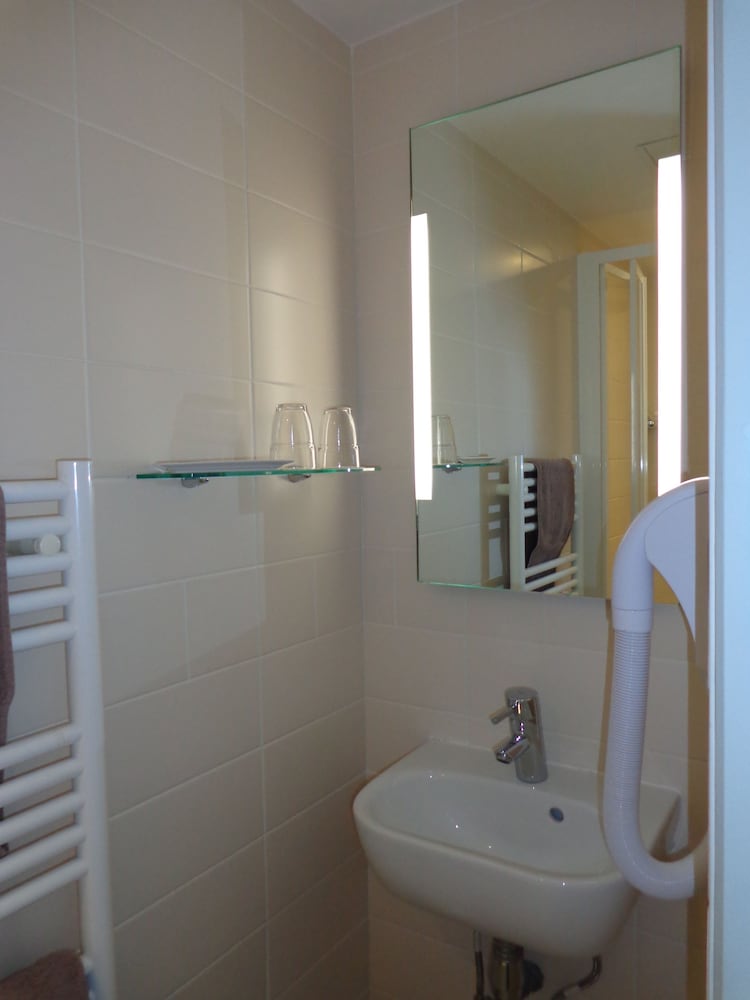 Double Room, Accessible - Photo 4