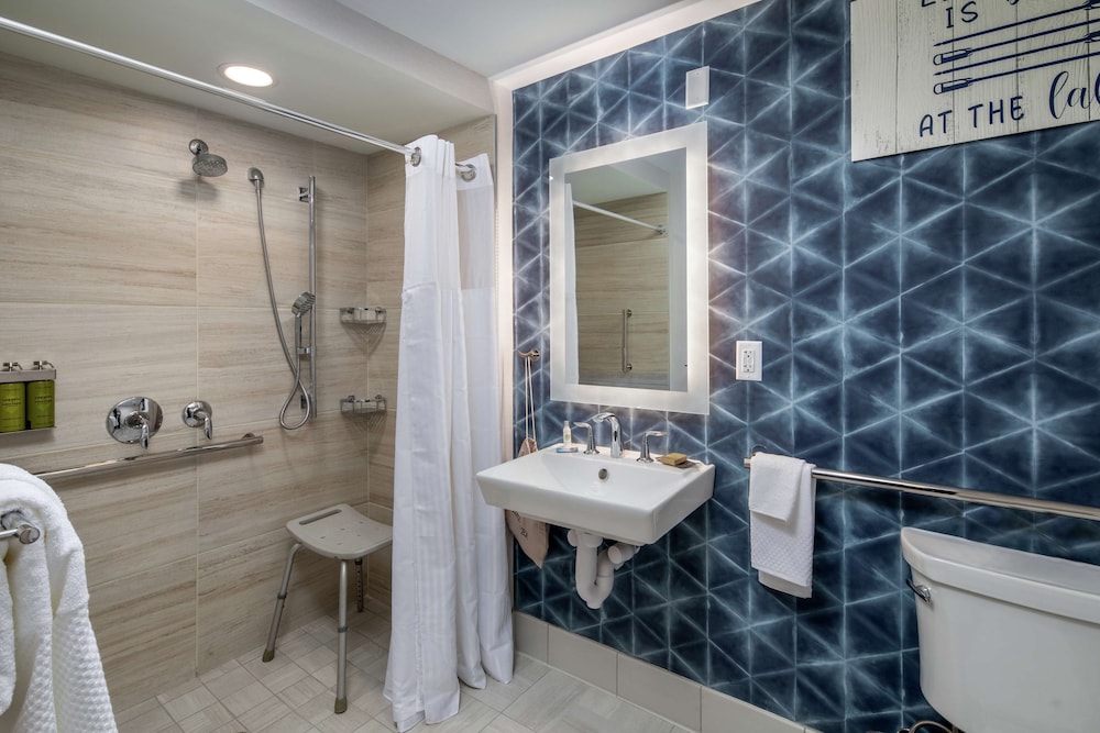 Room, 1 King Bed, Accessible, Balcony (Roll-In Shower, Mobility) photo 3