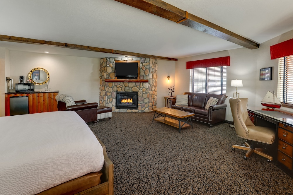 Theme Suite with Fireplace - Photo 3