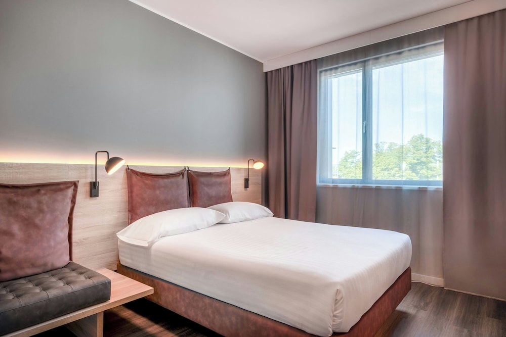 Room, 1 Queen Bed (Urban, View)