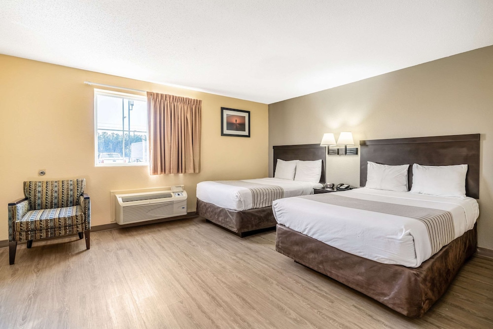 Room, 2 Queen Beds, Non Smoking (Upgrade) - Photo 1