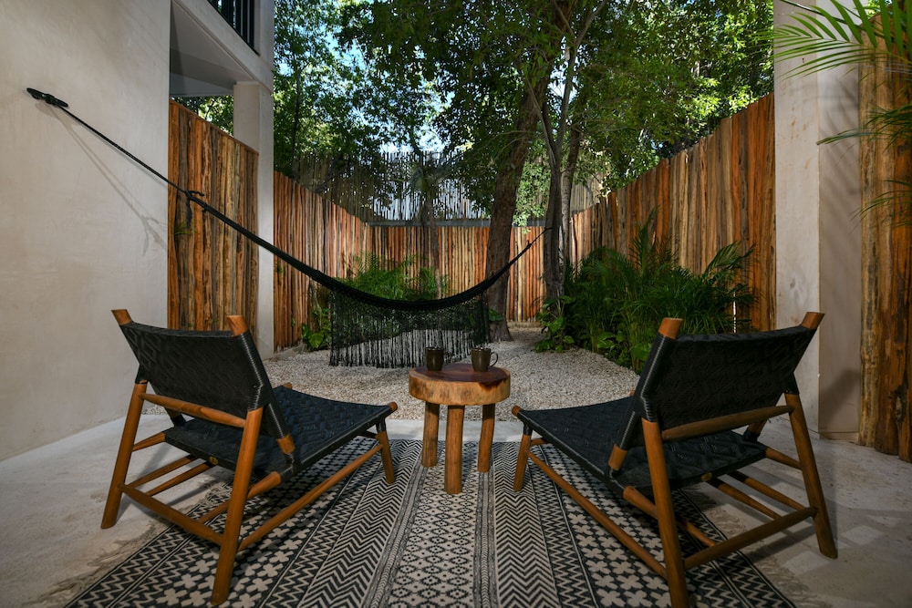 Luxury Suite with King Bed Terrace and Garden - Photo 11