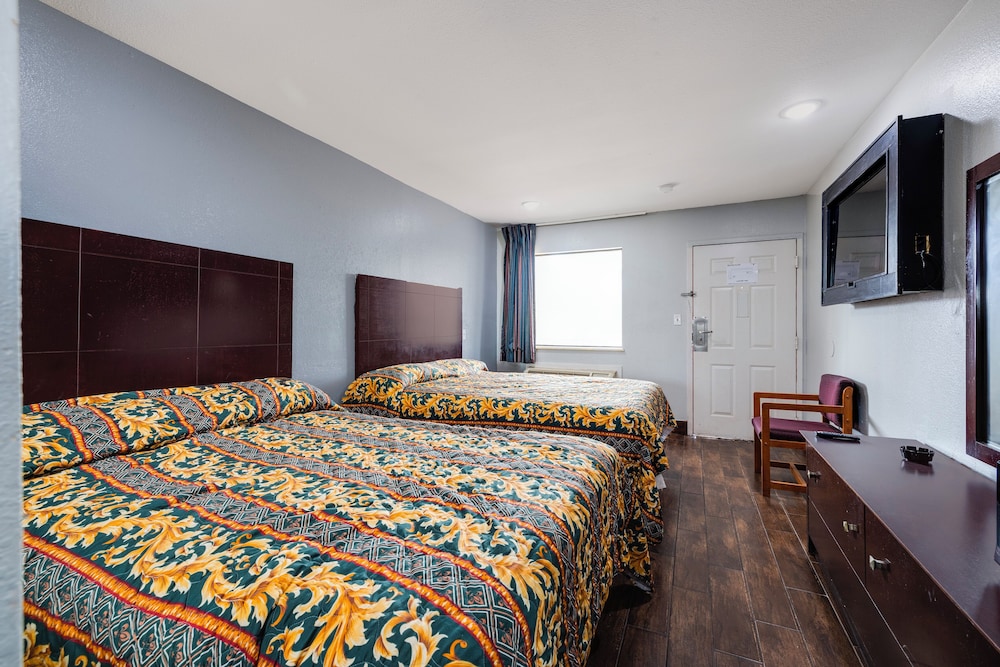 Room, 2 Queen Beds, Smoking - Photo 3