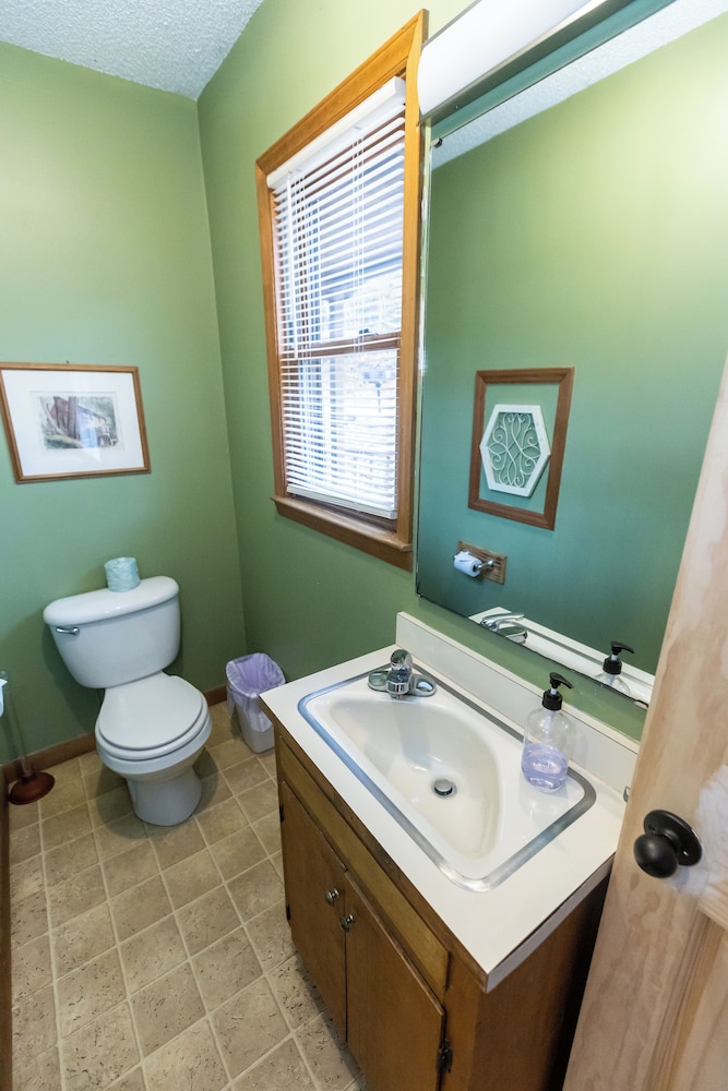 Family Cabin, 2 Bedrooms, Fireplace, Lake View photo 3