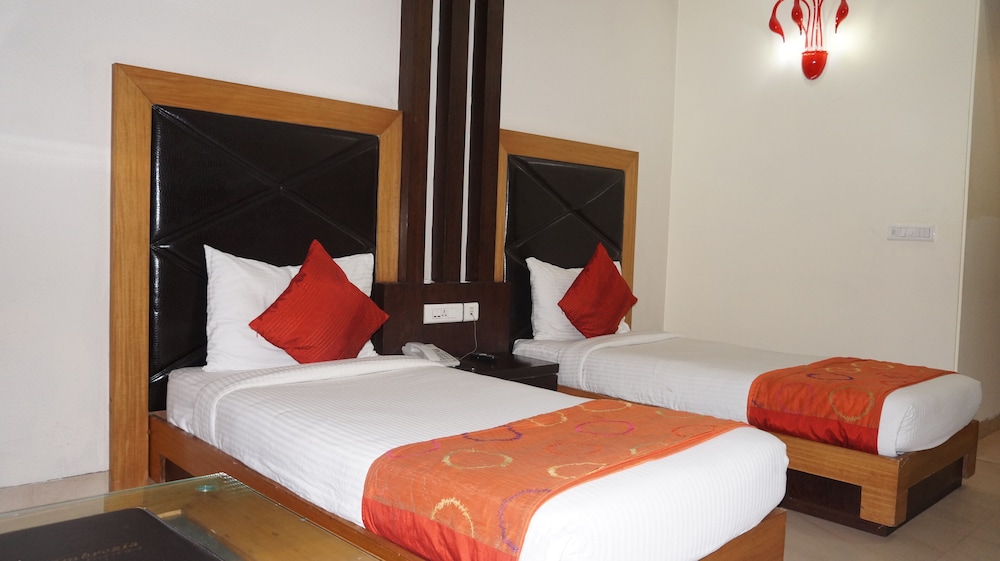 Classic Twin Room, Multiple Beds, Refrigerator, Mountain View