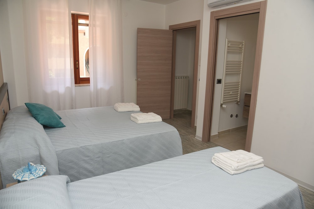 Deluxe Double Room, Courtyard View (with extra bed) photo 2