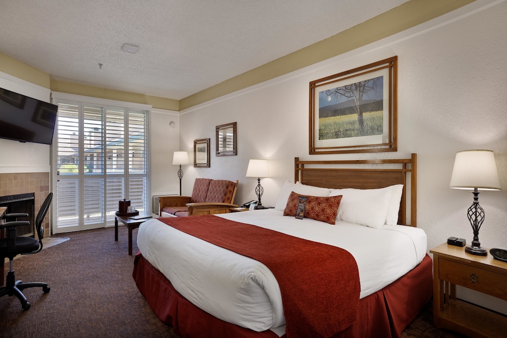 Standard Room, 1 King Bed, Non Smoking, Balcony - Photo 1