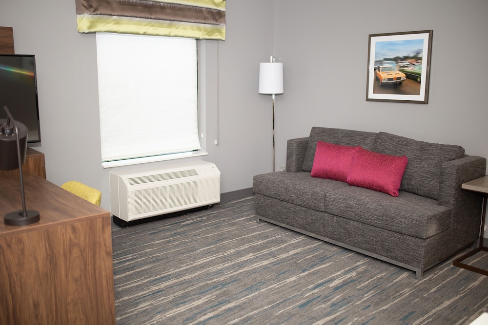 Studio, 1 King Bed, Refrigerator & Microwave (Wet bar) photo 2