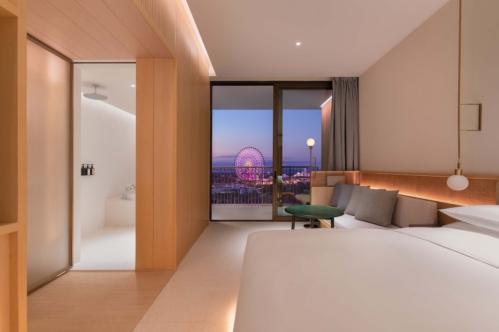 Deluxe Room, 1 King Bed, Balcony - Photo 4