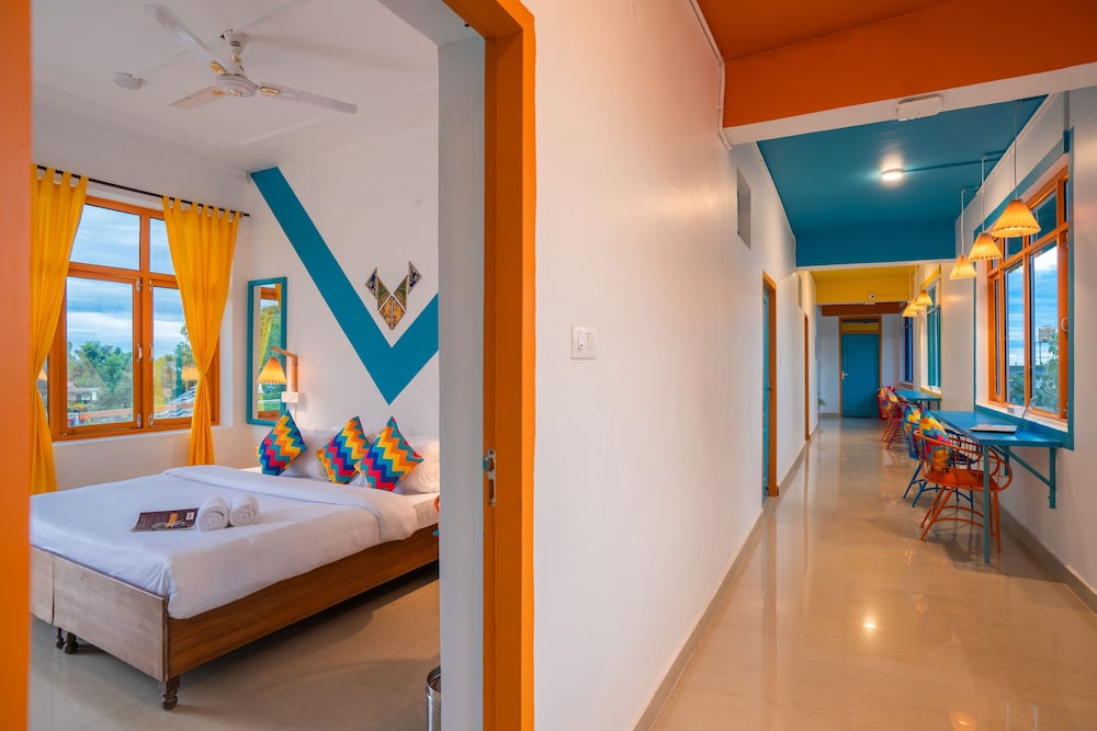 Deluxe Private Room with Balcony and Ensuite Bathroom - Photo 8