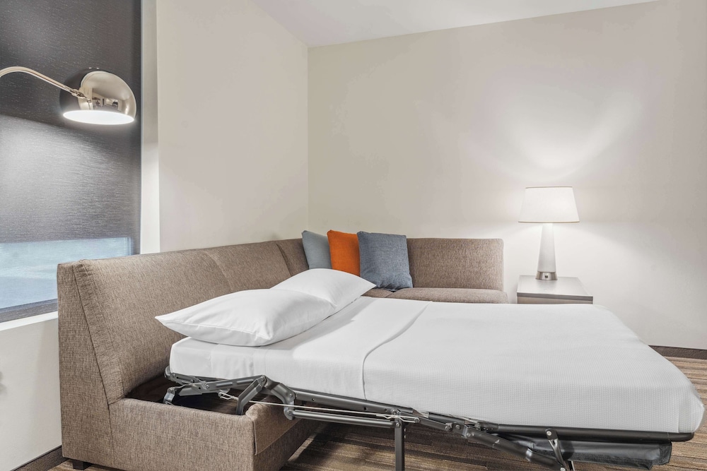 Suite, Accessible, Bathtub (2 Queenbed & 1 Sofabed)