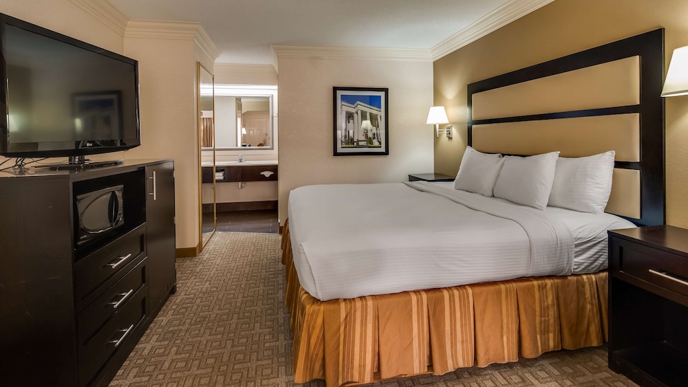Standard Room, 1 King Bed, Non Smoking, Jetted Tub (No Pets) - Photo 1