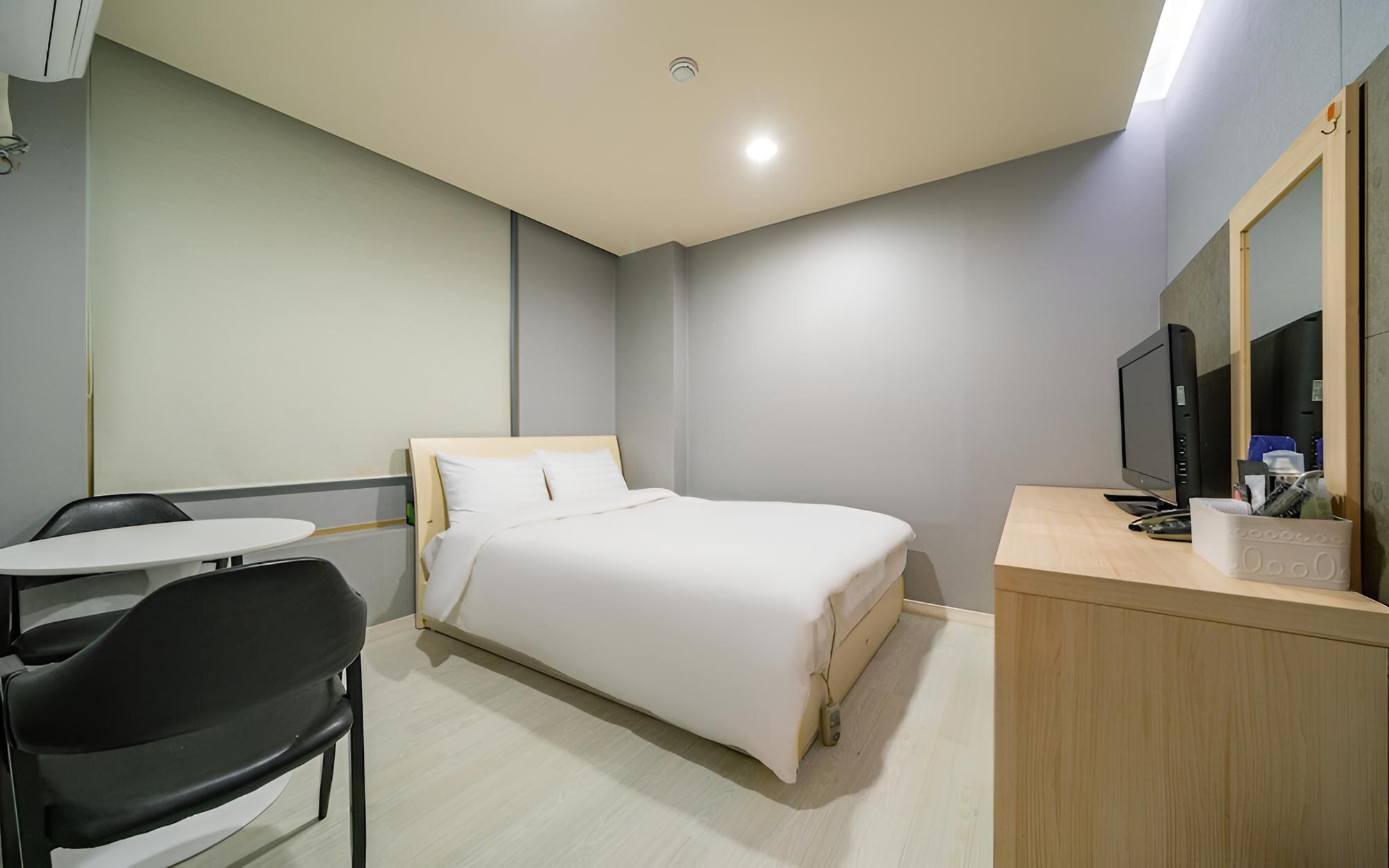 Room (Standard room (OTT Available)) - Photo 4