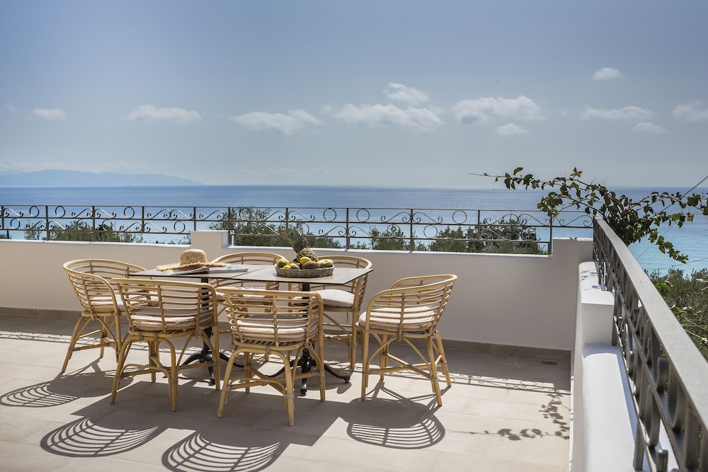 Deluxe Suite, Partial Sea View - Photo 15