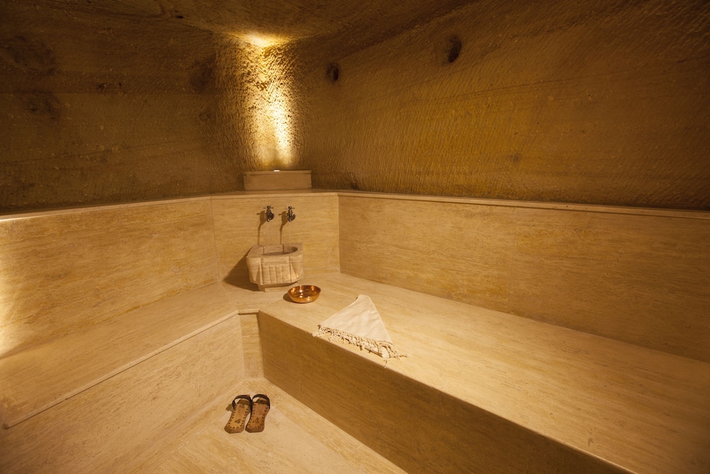 Royal Cave & Pool Suite photo 2