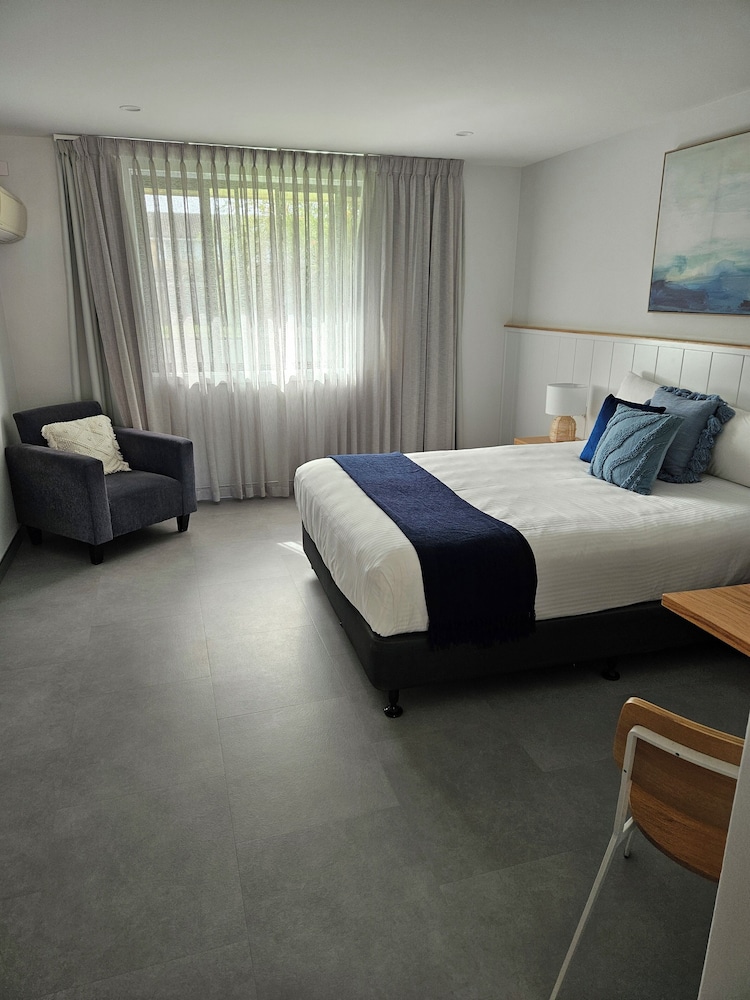 Deluxe Room, 1 Queen Bed photo 3
