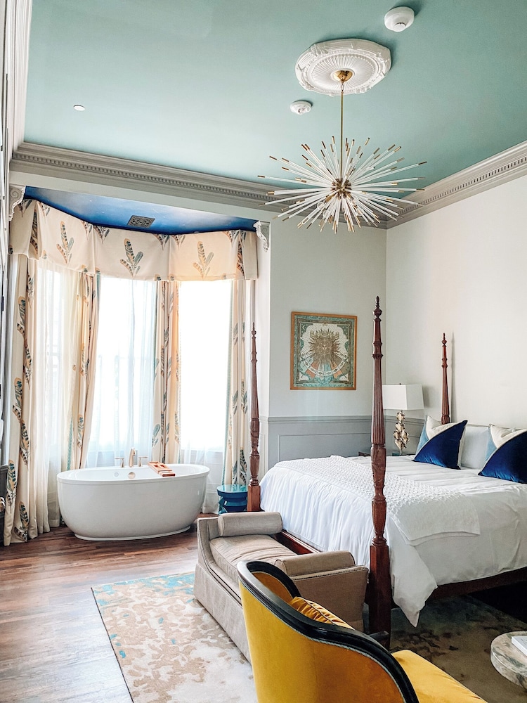 1 King Bed, Ensuite, (Bond Suite)
