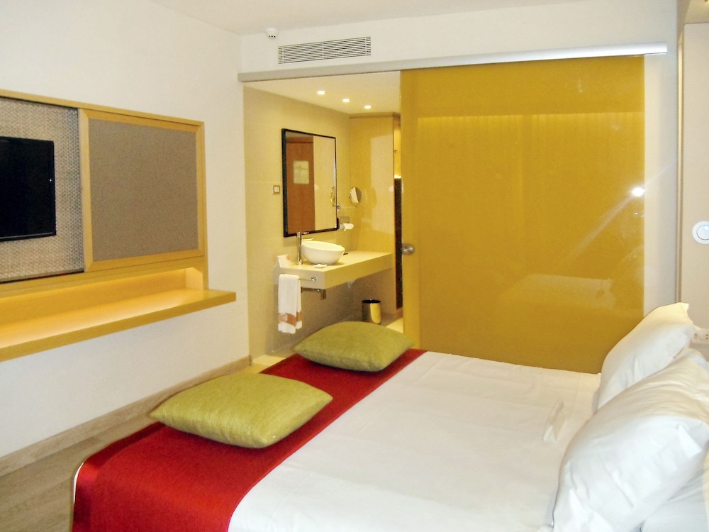 Double Room with Sea View & Spa Access - High Floor - 2 adults - 1 child photo 3