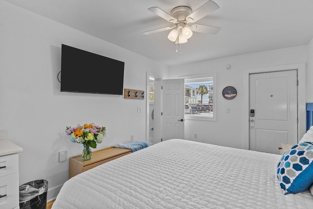 Standard Room, 1 Queen Bed, Refrigerator & Microwave photo 3