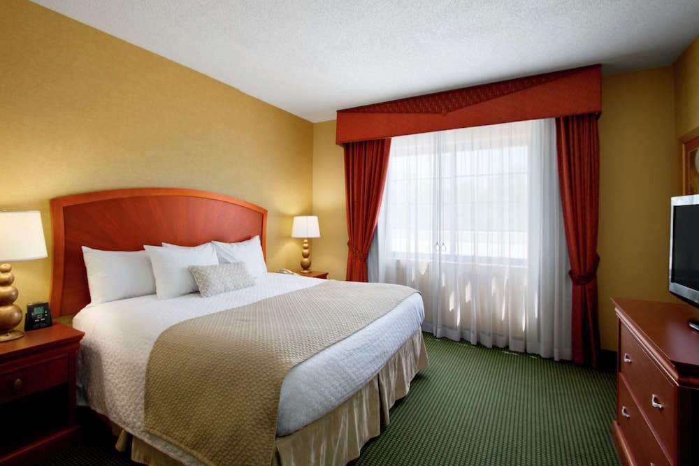 Embassy Suites by Hilton Greensboro Airport, Photo 4