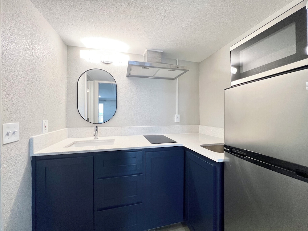 Single Room, 1 King Bed, Kitchenette photo 1
