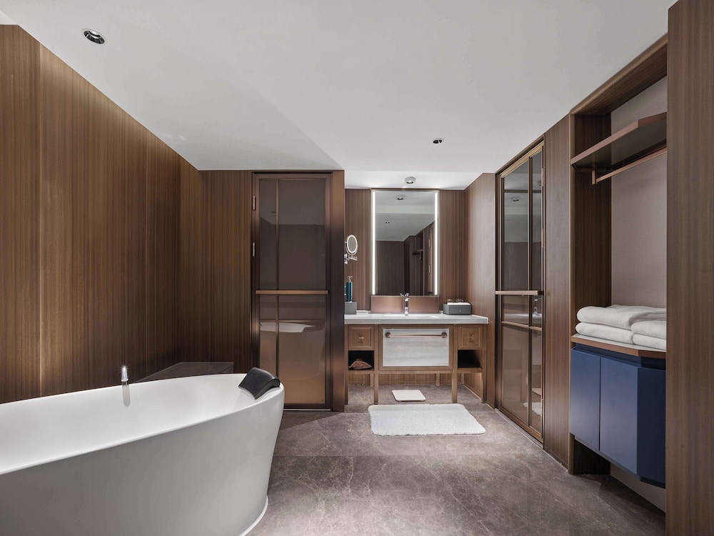 Suite, 1 King Bed (Ambassador) thumbnail 5