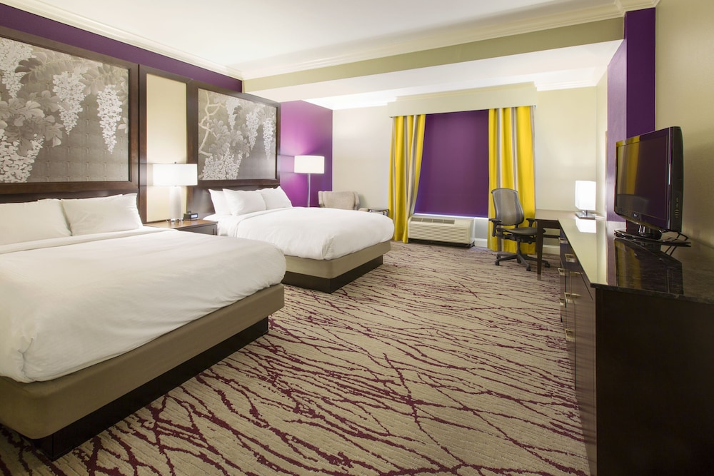 Room, 2 Queen Beds, City View - Photo 2