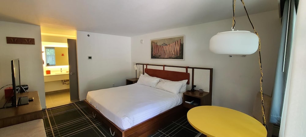 Deluxe Room, 1 King Bed, Balcony photo 1