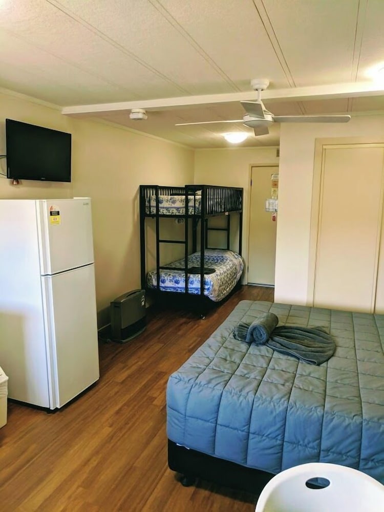 Open Plan Motel Style Budget Cabin photo 3