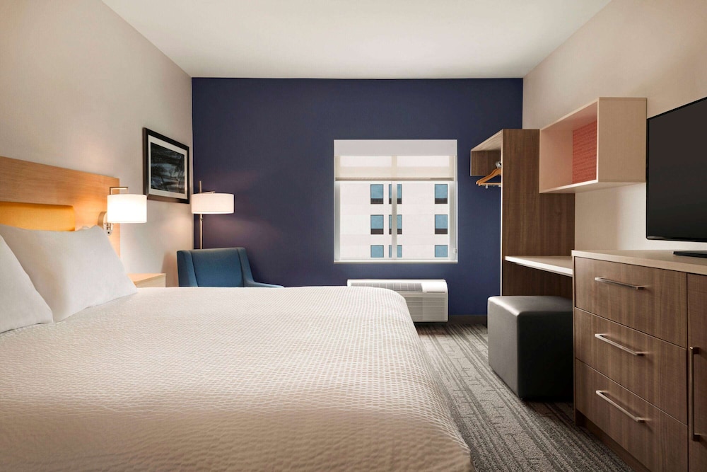 Room, 1 King Bed, Non Smoking - Photo 6