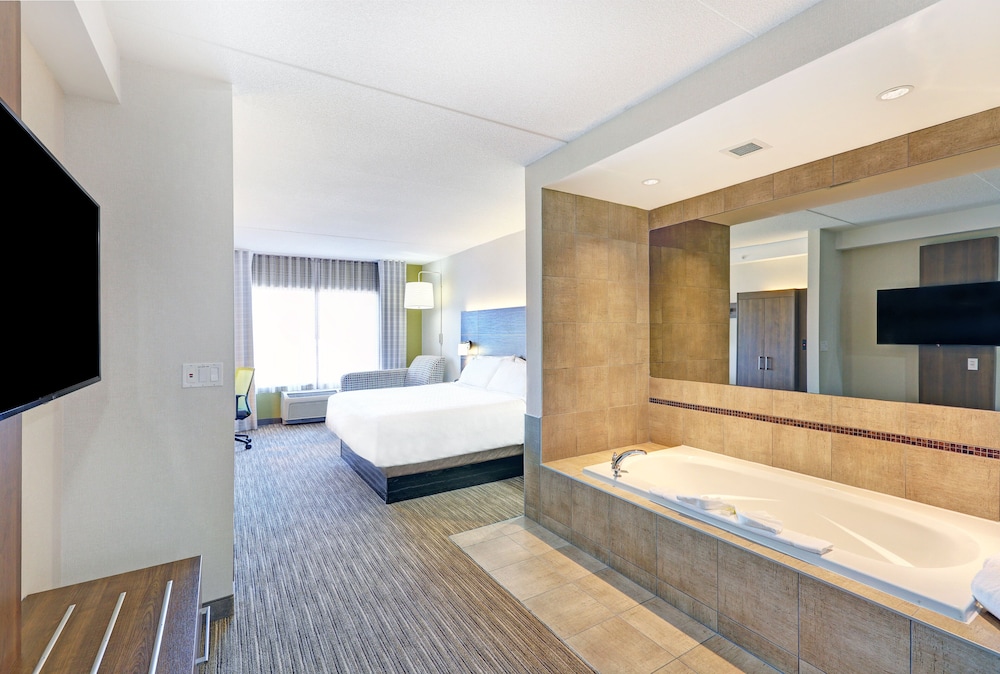 Suite, 1 King Bed, Jetted Tub - Photo 3