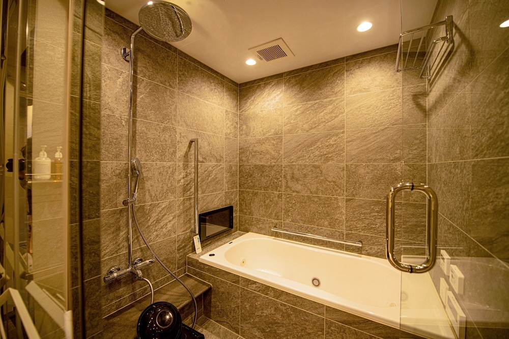 Quad Double Bed Suite - Photo 44