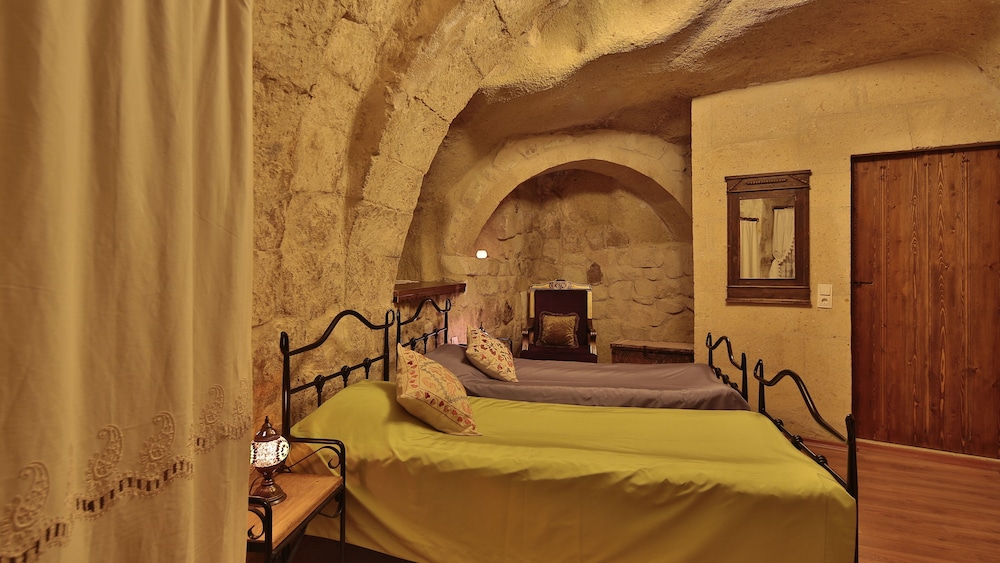 Twin Cave & Stone Room