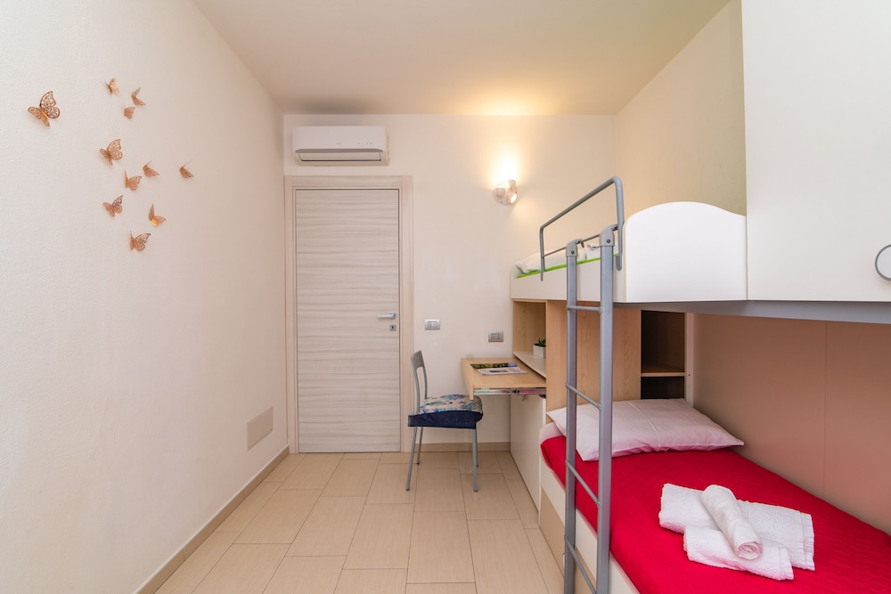 Family Apartment, Multiple Bedrooms (Starfish 300m From The Beach) photo 1
