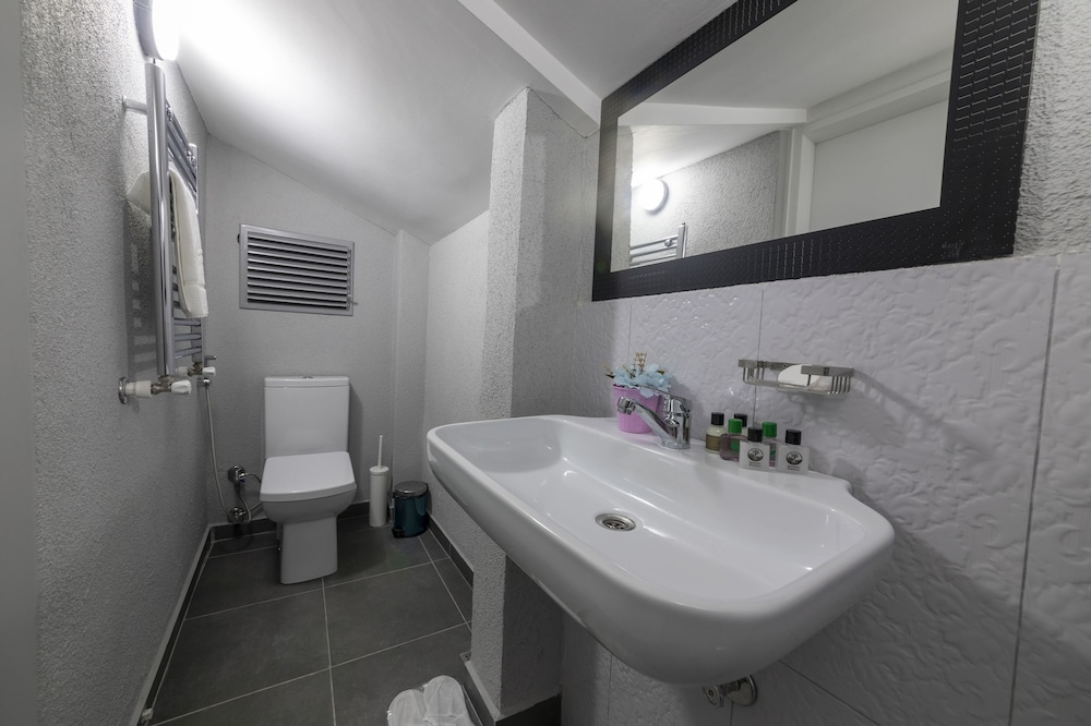 King Suite with Balcony photo 3