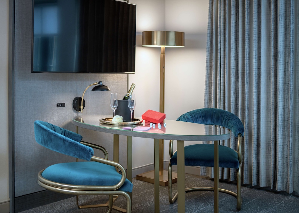 Suite, 1 King Bed, Accessible (Deco) - Photo 4